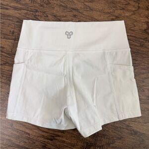 ARITZIA TNACTION Biker Shorts White Mid Rise Tennis Side Pockets Active Bottom M